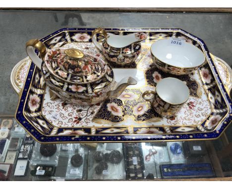 A ROYAL CROWN DERBY '2541' IMARI PATTERN TEA SET COMPRISING TRAY, TEAPOT, MILK JUG, SUGAR BOWL AND TEA CUP 