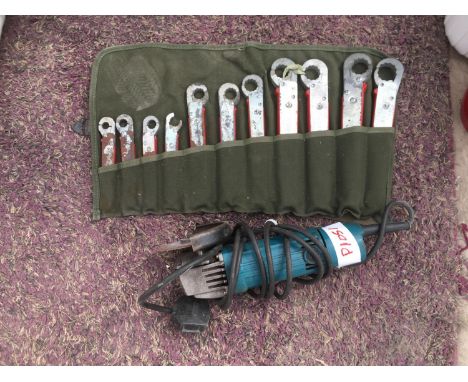 A MAKITA ANGLE GRINDER AND A SET OF ADJUSTABLE RATCHET SPANNERS 