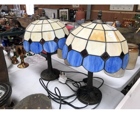 A PAIR OF TIFFANY STYLE LEADED GLASS TABLE LAMPS 