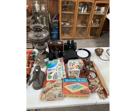 A MIXED GROUP OF ITEMS TO INCLUDE BINOCULARS, OIL LAMP ETC 
