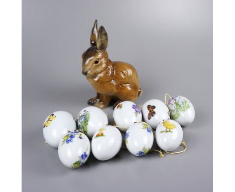 Hase, Goebel und 7 Ei-Anhänger sitzender Hase, Form 34 30016, datiert 1972, H.15,5cm; Eier mit unterschiedlichen Motiven: Blu