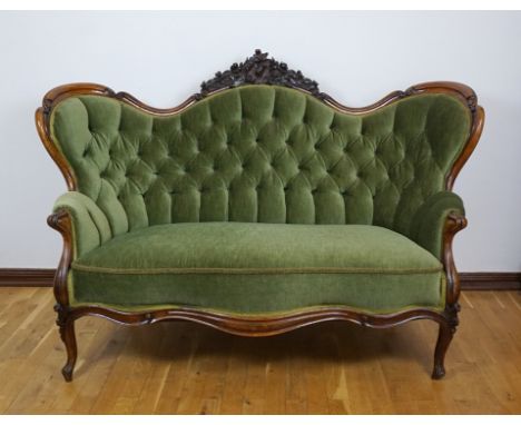 Sofa mit grüner Samtpolsterung, um 1870 Nussbaum, geschweifte Lehne mit floraler Bekrönung, Sitz-HxT 45x50cm, Gesamt-BxH 170x