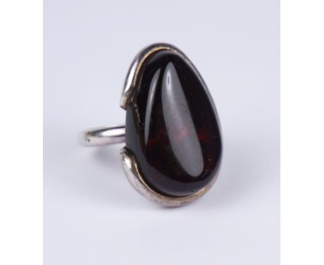 Ring mit Bernstein, 925er Silber, Gew.10,68g, im Etui "Bernsteinstadt Danzig" dunkler, rotbrauner, tropfenförmiger Bernstein 