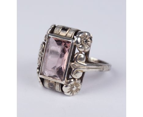 Ring mit Stein, 800er Silber, Gew.4,87g, in Etui von Alwin Groll, Goldschmiedemeister Magdeburg roséfarbener Stein im Treppen