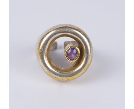 Ring mit kleinem, ovalen Amethyst-Cabochon in Goldfassung, 800er Silber, Gew.17,65g Silberschmiedeanfertigung, offene Ringsch