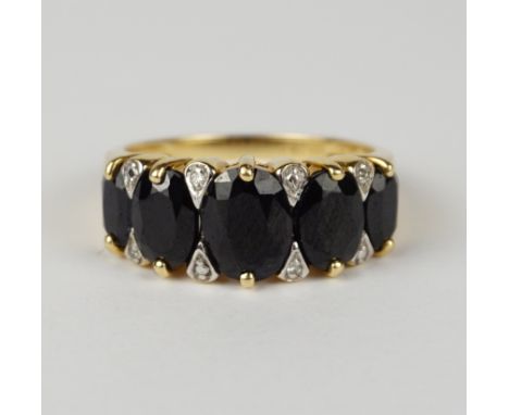 Saphir-Brillant-Ring, 585er Gold, Gew.4,12g 5 ovale, facettierte Saphire, nebeneinander angeordnet, zw. gesamt 4 kleinen Bril