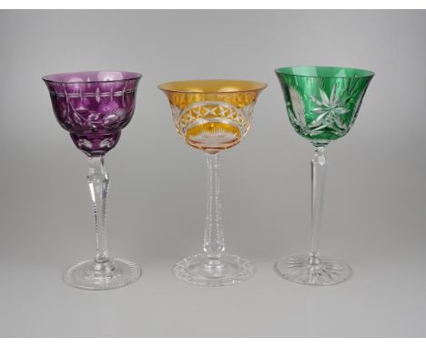 3 Kristallrömer, unterschiedliche Formen, Schliffe und Höhen, 19,5cm und 20,5cm Römer mit grün überfangener, tulpenförmiger K