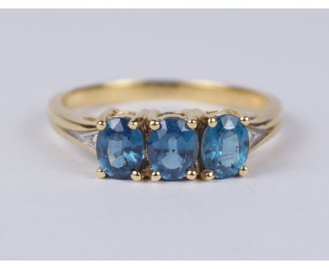 Ring mit 3 blauen Steinen, 375er Gold, Gew.2,1g 3 ovale, facettierte Steine, nebeneinander angeordnet, Krappenfassung, U.57