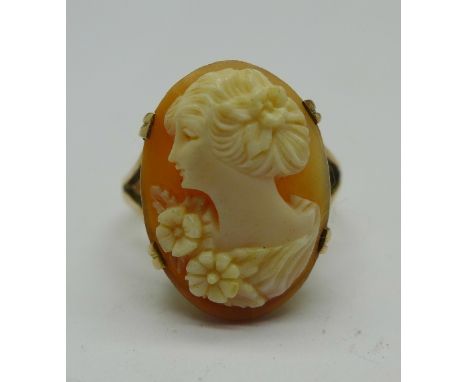 A 9ct gold cameo ring, 3.3g, M