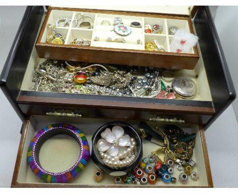 A jewellery box containing jewellery including Norwegian silver and enamel brooch and a Cartier button brooch