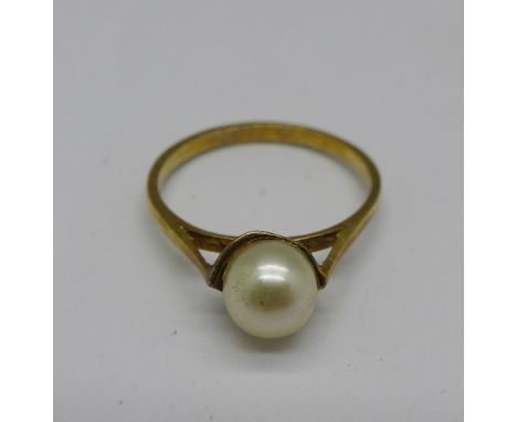 A 9ct gold and pearl ring, 1.7g, L