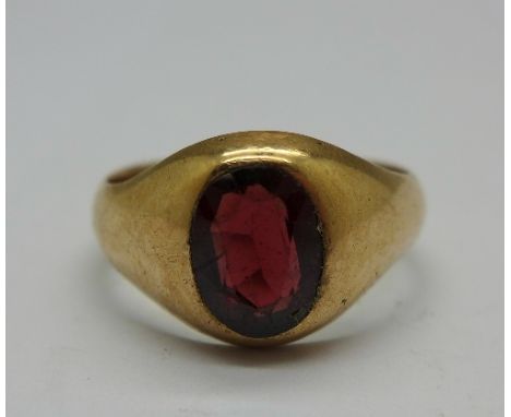 A 9ct gold and garnet ring, 4.5g, R