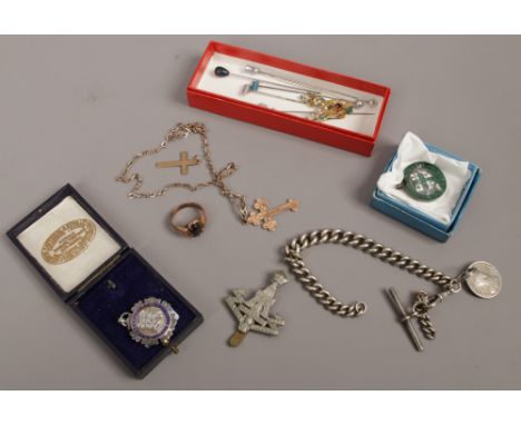 A mixed lot of jewellery and collectables including gents 9ct gold garnet signet ring, gold crucifix on chain, silver single 