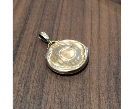 An Edwardian 9ct gold circular locket, engine turned decoration, vacant cartouche, Birmingham, 1913 6.6g gross 