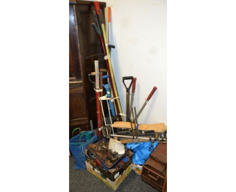 Tools - a substantial quantity of garden tools including hoes, spades, shoe lasts, Singer sewing machine; etc 