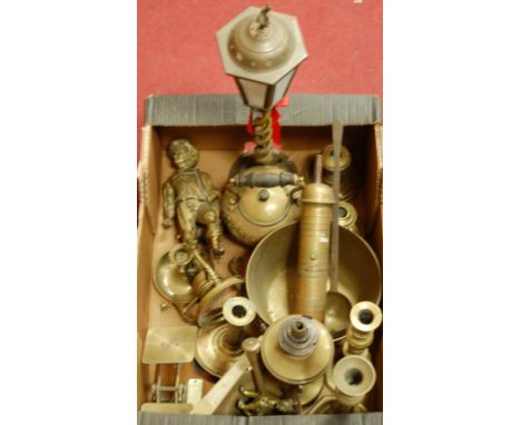 A box of miscellaneous brassware to include: postal scales, turned brass candlesticks, saucepan etc 