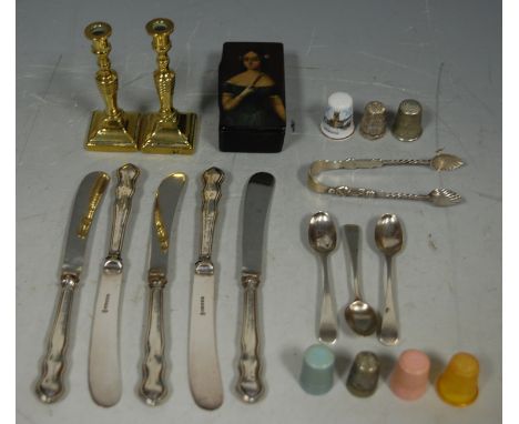 Mixed lot to include papier mache snuff box, pair of miniature turned brass candlesticks, silver handled tea knives etc