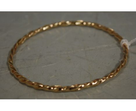 A ladies 9ct gold spiral twist bangle, 10.9g 