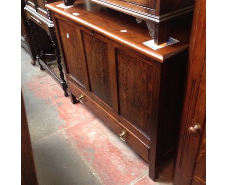 AN OAK BEDDING TRUNK WITH LOWER DRAWER    H77CM W97CM D46CM