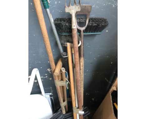 2 BUNDLES OF GARDEN TOOLS