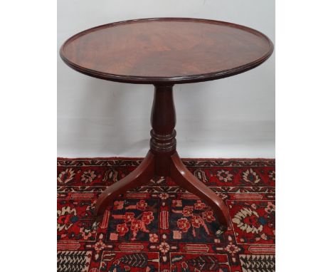 A good George III mahogany tea table with dished top, boxwood and ebony line inlays, diameter 66cm.