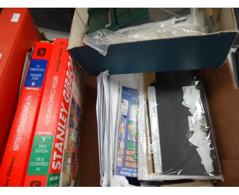 Two boxes of collectors sundries and equipment UV lamp (not tested), Signoscope T2 and many plastic mounts, together with two