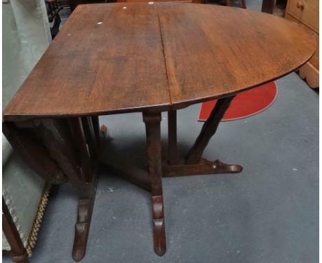 An unsual 20th century oak gateleg table in Cotswolds style, length 154cm. 