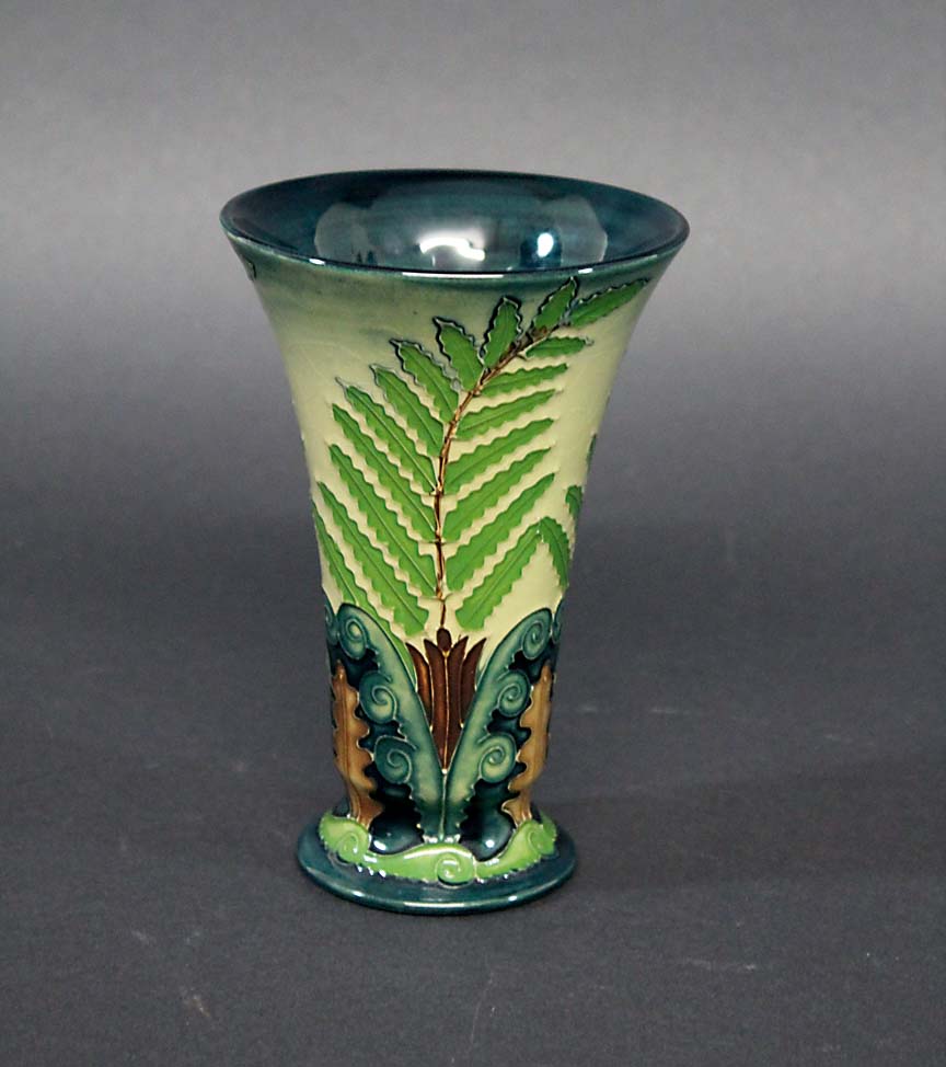 MOORCROFT VASE PONGA/SILVER FERN, NEW ZEALAND INTEREST a boxed modern