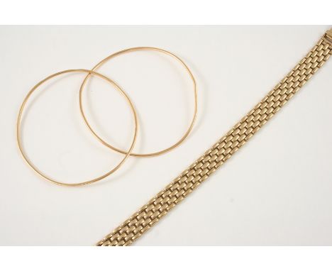 A 9CT. GOLD BRICK LINK BRACELET with ladder clasp, 18.5cm. long, 18.8 grams, together with two gold bangles, 9.6 grams.