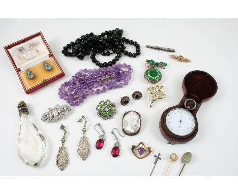 A QUANTITY OF JEWELLERY including a pair of garnet and marcasite cluster earrings, a paste set double clip brooch, a green an