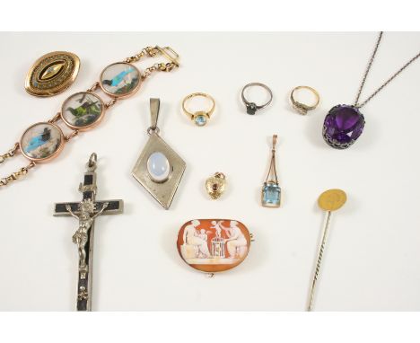 A QUANTITY OF JEWELLERY including a moonstone pendant, a carved shell cameo brooch depicting a classical scene, an aquamarine