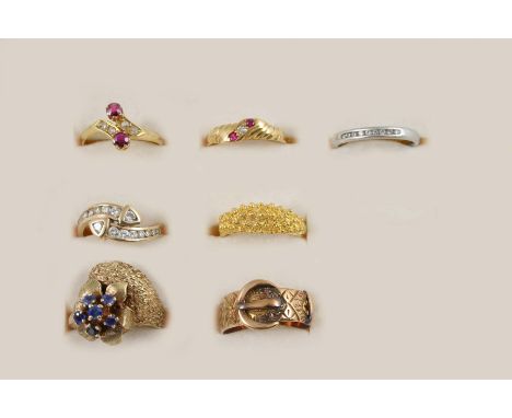 SEVEN ASSORTED GOLD AND GEM SET RINGS including a 9ct. gold buckle ring, size O 1/2, a sapphire and gold flowerhead ring, siz