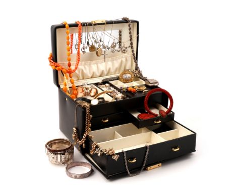 λ&nbsp;A black casket containing assorted jewellery, including a gold charm bracelet, a 9ct gold curb-link bracelet, an amber