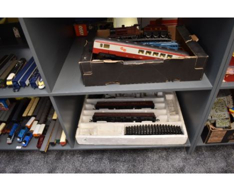 Two shelves of Lima 0 gauge including 0-6-0 LMS Loco 7 Tender, SNCF Locomotive, four carriages and track
CONDITION REPORT
Die