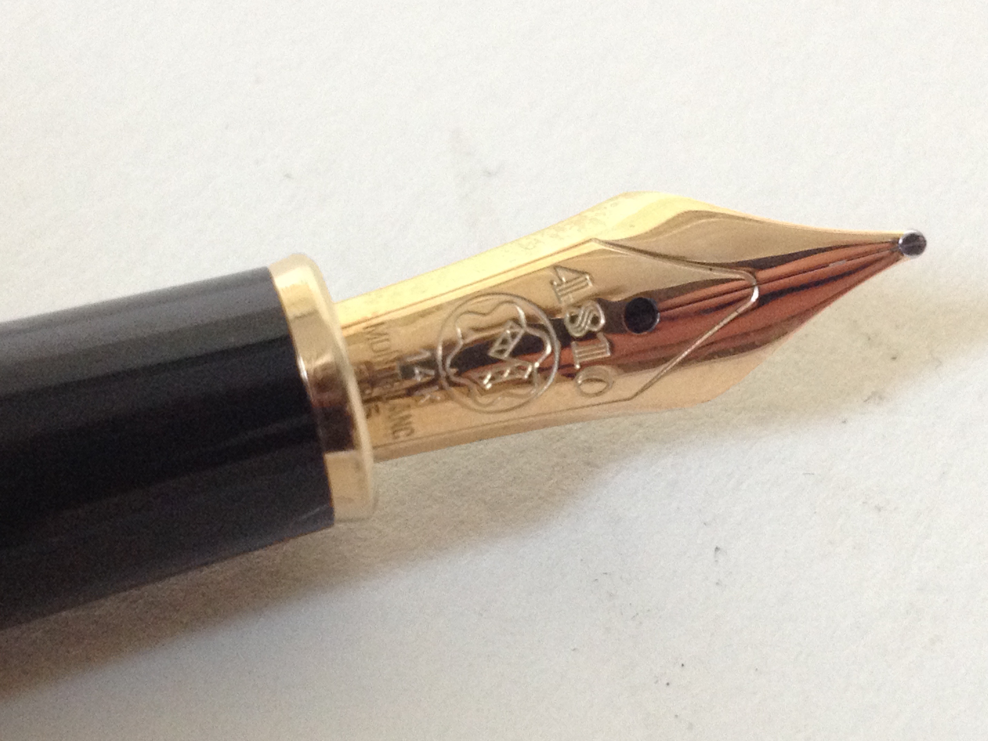 A Mont Blanc pen and pencil set with 50ml ink bottle.