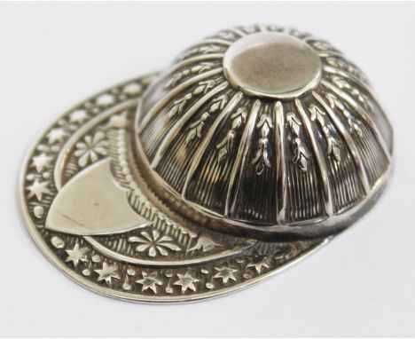 A silver caddy spoon in the form of a jockey's cap, Francis Howard, Sheffield 1986, length 5.2cm.