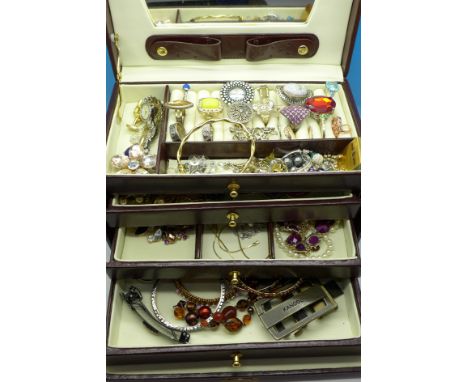 A jewellery box with costume and fashion jewellery and a 9ct gold bangle, 3.5g, a/f