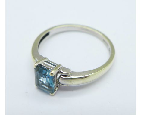 A 9ct white gold and topaz ring, 2.3g, R