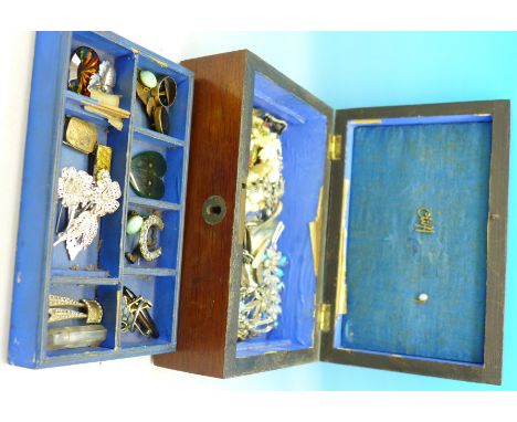 A box of costume jewellery, 0.90kg