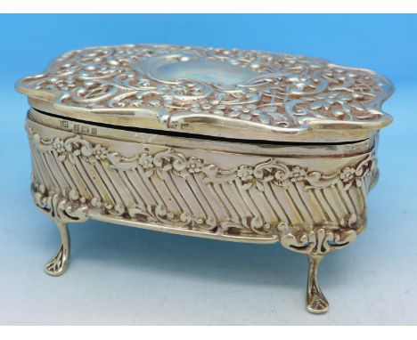 A silver trinket box on four feet, Birmingham 1902, 259g, width 14cm