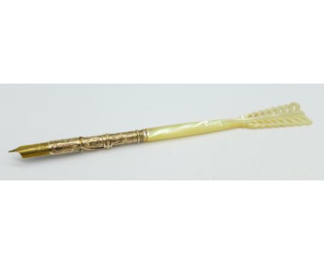 A Victorian 9ct gold and mother of pearl dip pen, Birmingham 1891