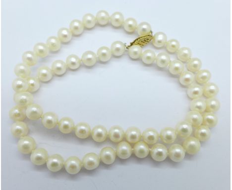 A pearl bracelet with a 9ct gold clasp