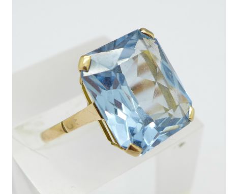 A 9ct gold and blue stone ring, 6.2g, R