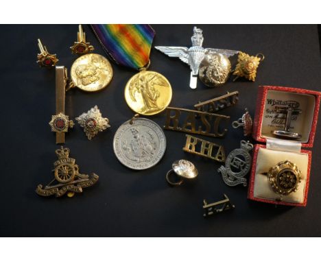 Collection of military badges to include first world war Liverpool victory medal