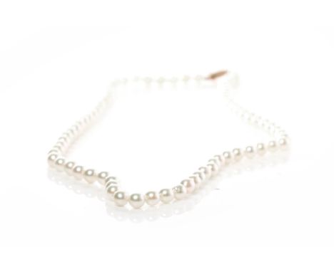 PEARL NECKLACEwith spherical white pearls, approximately 45cm long, with a nine carat gold clasp