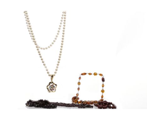 GROUP OF BEADED NECKLACESincluding faux pearl examples (5)
