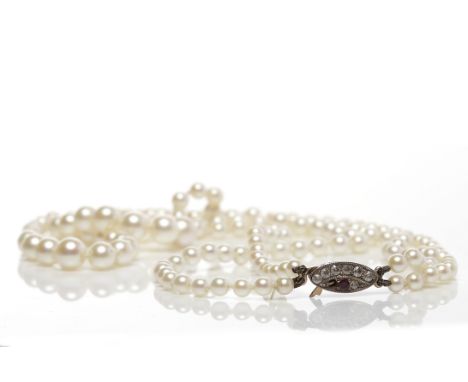 EARLY TWENTIETH CENTURY DOUBLE STRANDED PEARL NECKLACEformed by two strands of graduated spherical pearls, the largest pearl 