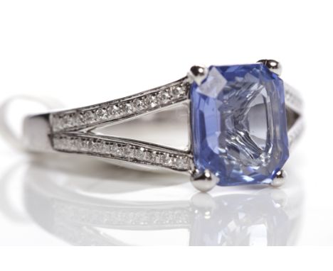 SAPPHIRE RINGset with an emerald cut sapphire of approximately 1.89 carats, on diamond set bifurcated shoulders, in eighteen 