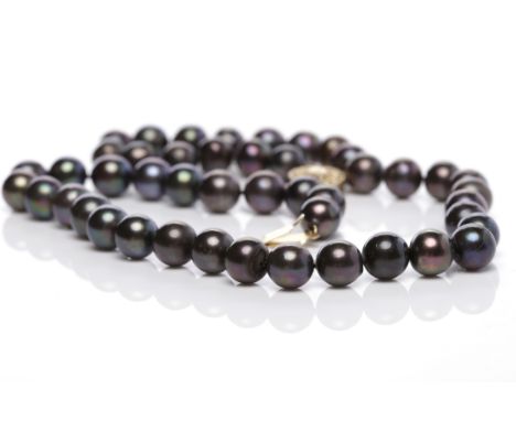 BLACK FRESHWATER PEARL NECKLACEformed by spherical black pearls, each approximately 7mm diameter, with a fourteen carat gold 