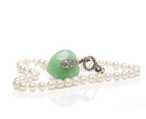 PEARL NECKLACE WITH HARDSTONE DROPformed by spherical pearls each approximately 7mm diameter, with a heart shaped green hards